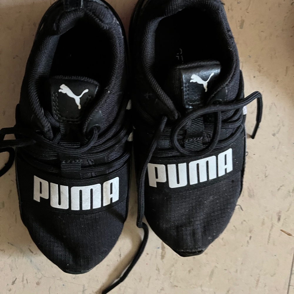 Boy’s puma tennis shoes